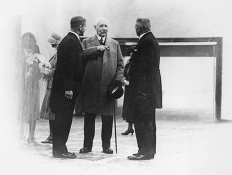 Hindenburg mit Bürgermeister Stollreither und Jod-Quellen-Direktor Anton Höfter in der kurz zuvor eingeweihten Wandelhalle, 1930